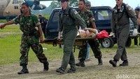 Bahu membahu bekerja keras membantu korban tsunami Aceh. Elizabeth A. Edwards/U.S. Navy via Getty Images