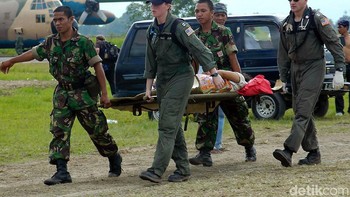 Bahu membahu bekerja keras membantu korban tsunami Aceh (Elizabeth A. Edwards/U.S. Navy via Getty Images) 