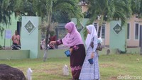 Pantauan detikcom di kuburan massal Ulee Lheue, Banda Aceh, Aceh, warga sudah mulai memadati areal kuburan sejak pagi, Selasa (26/12/2017). Foto: Agus Setyadi/detikcom