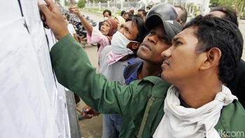 Korban selamat berupaya mencari tahu keberadaan kerabatnya yang hilang saat tsunami terjadi. Foto diambil pada 4 Januari 2005. (Foto: Dimas Ardian/Getty Images)