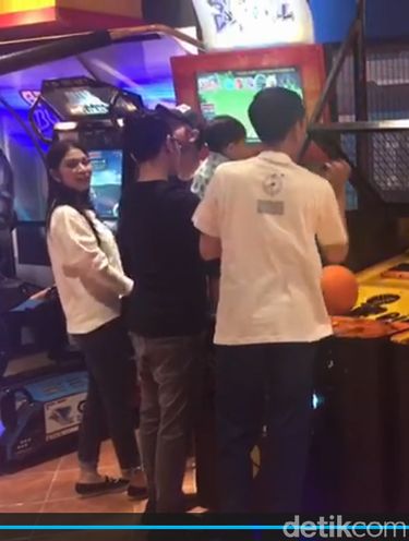 Pakai Kaos Bali, Begini Gaya Jokowi Main Basket di Botani Square