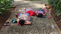 Foto: Indra Komara/ detikcom. Banyak warga yang memanfaatkan fasilitas ini dengan cara berjalan bahkan banyak ;juga yang sambil tidura. Lokasinya yang berada di bawah pohon rindang membuat pengunjung menjadi nyaman.