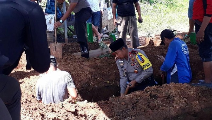 Saat Kapolda Sulsel Ikut Gali dan Kuburkan Pegawainya yang Meninggal