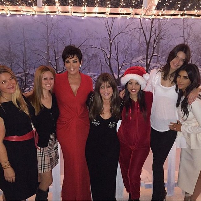 Kourtney Kardashian menggunakan piyama dan topi Santa Claus warna merah. Ia berpose bersama keluarga termasuk Kendall Jenner, Kim Kardashian, dan Kris Jenner. Foto: Dok. Instagram