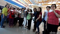 Senyum semringah warga saat akan menjajal kereta Bandara Soekarno-Hatta di Stasiun Sudirman Baru, Jakarta Pusat, Selasa (26/12/2017).