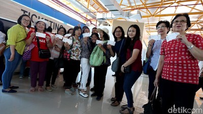 Senyum Lebar Warga Ramai-Ramai Jajal Kereta Bandara Soetta