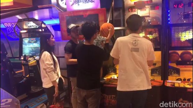 Pakai Kaos Bali, Begini Gaya Jokowi Main Basket di Botani Square