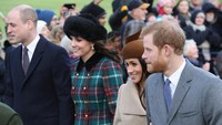 Kate Middleton tampak berjalan bersama Pangeran William, Pangeran Harry, dan Meghan Markle. (Foto: Chris Jackson/Getty Images)