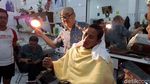 Foto: Sandiaga dan Lulung Potong Rambut Bareng di Ko Tang Glodok