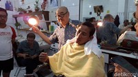 Sandi meminta rambut bagian samping untuk dirapikan. Foto: Faiq Hidayat/detikcom