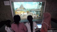 Pengunjung melihat-lihat koleksi museum Monas.