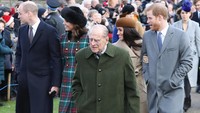 Meghan Markle dan Pangeran Harry tampak berjalan bersama Kate Middleton dan Pangeran William. (Foto: Chris Jackson/Getty Images)