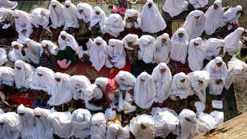 Idul Adha pertama korban tsunami Aceh pasca terjadinya bencana pada 21 Januari 2005. Mereka menggelar sajadah melaksanakan shalat Idul Adha di area pengungsian. (Foto:Spencer Platt/Getty Images) 