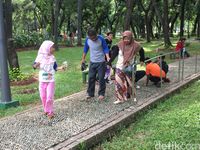 Injak hingga Tidur, Refleksi Batu Kerikil Monas Diminati 