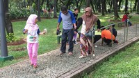 Foto: Indra Komara/ detikcom. Salah satu fasilitas yang ramai dikkunjungi yakni refkleksi batu kerikil yang dipercaya berdampak baik untuk kesehatan.