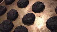Kue kering bisa jadi camilan manis, apalagi jika buatan sendiri. Tapi kalau ketiduran saat memanggang kue, maka hasilnya begini. Bukan manis tetapi pahit dan gosong. Foto: Instagram