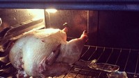 Kalkun membutuhkan waktu lama untuk dipanggang, jadi pastikan Anda menggunakan wadah yang tahan panas. Foto ini memperlihatkan wadah kalkun pecah berantakan karena tak tahan panas. Foto: Instagram