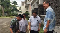 Mendikbud Muhadjir Effendy memanfaatkan momen liburan Natal dengan mengajak putra bungsunya berkunjung ke Rumah Seminari Tinggi di Malang. Foto: dok. twitter @muhadjir_ef