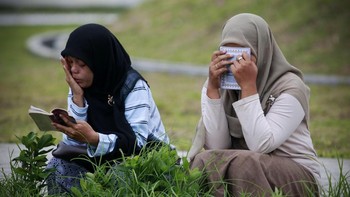 Setiap tahunnya pada 26 Desember, warga Aceh mengadakan pengajian di mesjid-mesjid atau membacakan ayat Al Quran di pemakaman massal korban tsunami Aceh. (Photo by Ulet Ifansasti/Getty Images)