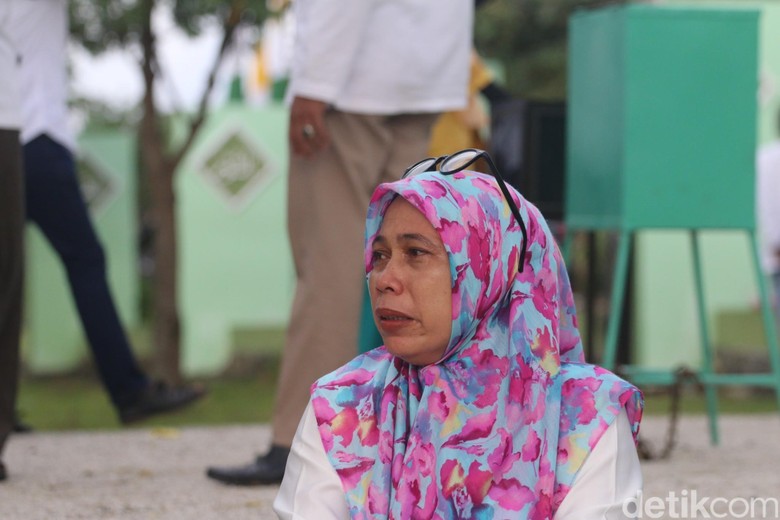Ziarah Kuburan Massal Tsunami, Warga Aceh Tak Kuasa Bendung Air Mata Ziarah Kuburan Massal Tsunami, Warga Aceh Tak Kuasa Bendung Air Mata