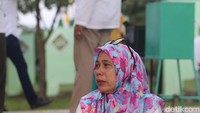 Di kuburan massal Ulee Lheue, juga digelar doa bersama dan tausyiah. Wali Kota Banda Aceh Aminullah Usman dan Wakil Wali Kota Zainal Arifin dan sejumlah pejabat. Foto: Agus Setyadi/detikcom