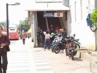 Pilih Mangkal di Pintu  Stasiun Tn Abang  Ini Curhat 