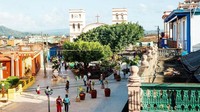 Selain pantai, terdapat destinasi bernama Baracoa di Kuba. Kota berwarna-warni, itulah julukannya karena banyak rumah penduduk yang dicat dengan beragam warna (Tanveer Badal/BBC Travel)