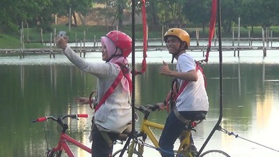 Foto: Naik Sepeda di Atas Danau Cinta Akkarena Makassar
