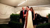 Presiden AS Donald Trump dan ibu negara Melania saat kebaktian Natal di Gereja Bethesda By The Sea, Florida. (Foto: Carlos Barria/Reuters)