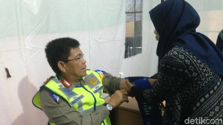 Tinjau Arus Balik, Kakorlantas Cek Kesehatan di Posko Cileunyi Tinjau Arus Balik, Kakorlantas Cek Kesehatan di Posko Cileunyi