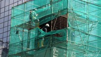 Pembangunan tiang pancang dilakukan di tengah Jalan Rasuna Said, terpisah dari lokasi tiang bekas monorel yang berada lebih ke pinggir jalan.