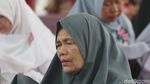 Foto: Tangis Warga Aceh di Kuburan Massal Korban Tsunami
