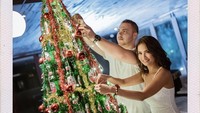 Vanessa Angel tampak berfoto dengan kekasih di sebuah pohon Natal yang indah. Foto: dok. Instagram