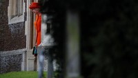 Ratu Elizabeth II saat keluar dari Kapel St. Mary Magdalene untuk misa Natal. (Foto: Hannah McKay/Reuters)