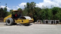 Saat ini pembangunan infrastruktur jalan di perbatasan NTT dengan Timor Leste dilakukan bersama-sama dengan Zeni TNI sepanjang 176 km dengan 27 buah jembatan yang di kenal dengan istilah Sabuk Merah Sektor Timur. Pool/PUPR.