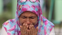 Saat berdoa, sejumlah warga tak kuasa membendung air mata. Foto: Agus Setyadi/detikcom