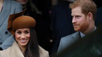 Perayaan Natal digelar di Sandrigham Estate yang merupakan kompleks Kerajaan Inggris di Norwich, Senin (25/12/2017). Pangeran Harry berdiri di samping Meghan Markle yang merupakan tunangannya. (Foto: Hannah McKay/Reuters)