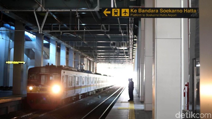 Kereta Bandara (KA) Soekarno-Hatta resmi diuji coba hari ini. Warga pun ramai-ramai menjajal kereta yang akan beroperasi secara penuh pada 1 Januari 2018 tersebut.