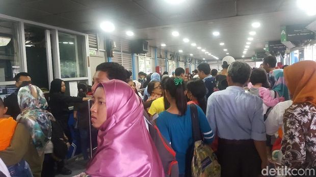 Pulang dari Ragunan, Pengunjung Penuhi Halte TransJ