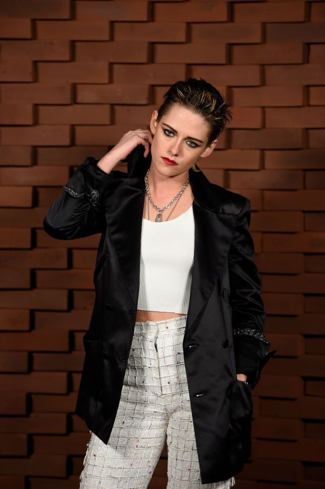 Inilah penampilan terkini Kristen Stewart saat menghadiri presentasi koleksi terbaru Chanel di Hamburg, Jerman. Gayanya begitu edgy dengan rambut pixie, aksesori kalung rantai dan blazer hitam. Foto: Alexander Koerner/Getty Images for Chanel