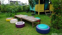 Kampung Jawa berada di Jalan Damai Gg. Watugede No. 67, Sariharjo Nganglik, Sleman. Di sini tempatnya sangat adem dan Anda akan disuguhkan dengan beragam makanan enak secara prasamanan.