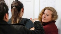 Tentara yang dipukul dan ditampar Ahed dan saudarinya memang tak melawan, namun sistem Israel-lah yang bertindak. Tentara menggerebek dan menangkap Ahed tengah malam di rumahnya, 19 Desember lalu. Foto: Ahed Tamimi di tahanan pengadilan militer Ofer, Tepi Barat, 20 Desember 2017. (Ahmad Gharabli/AFP)