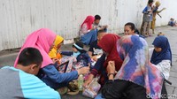 Sebagian dari mereka bercengkrama bersama keluarga dengan di duduk lesehan sekitar Museum Fatahilah.