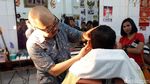 Foto: Sandiaga dan Lulung Potong Rambut Bareng di Ko Tang Glodok