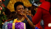 Seorang perempuan memegang kado Natal di sebuah gereja di Abuja, Nigeria. (Foto: Afolabi Sotunde/Reuters)