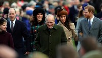 Rombongan Kerajaan Inggris saat perayaan Natal dipimpin oleh Pangeran Philip Mountbatten yang merupakan suami Ratu Elizabeth II. Dengan mengenakan coat tebal berwarna hijau, Pangeran Philip dengan gagah melangkah memimpin rombongan. (Foto: Hannah McKay/Reuters)