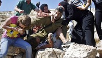 Ahed yang berkaos tokoh kartun Tweety itu bahkan menggigit tangan tentara. Banyak pula perempuan yang melawan tentara ini. Di situ nampak ayah Ahed bernama Bassem Al Tamimi yang pernah delapan kali dipenjara Israel, termasuk pada 2011 dia dipenjara gara-gara memprovokasi orang melempar batu. Foto: Ahed Tamimi pada 2015 (Reuters)