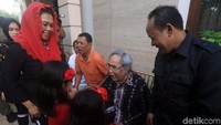 Sejumlah tokoh politik dan tokoh nasional seperti Sabam Sirait, Sekjen Partai Golkar Idrus Marham, Walikota Bogor Bima Arya, politisi PDI Perjuangan Rieke Dyah Pitaloka, Martinus,  Misbakhun, Ketua BPKP RI ikut merayakan Natal bersama.