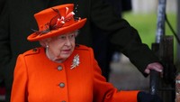 Perayaan Natal Kerajaan Inggris turut dihadiri Ratu Elizabeth II. Ia mengenakan kostum berwarna oranye. (Foto: Hannah McKay/Reuters)