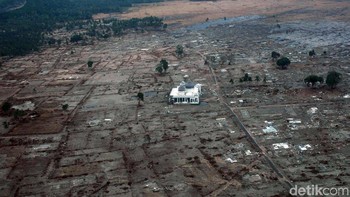 Tsunami Aceh pada 26 Desember 2004 menewaskan lebih dari 100 ribu orang. (Jacob J. Kirk/U.S. Navy via Getty Images)